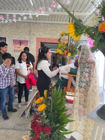 Fieles le rezan a la Virgen de Santa Anita en Puebla / Abril Azul Hernández