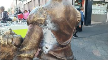 La estatua de Carmen Serdán luce visiblemente dañada e incluso con un color distintos / Angélica Tenahua
