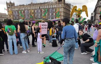 Mujeres se concentran a un costado del asta en el Zócalo CdMx | Lorena