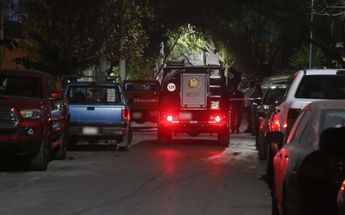 Rescatistas de Protección Civil atendieron el fallecimiento del hombre en el Centro de Santa Catarina. | Leonel Rocha