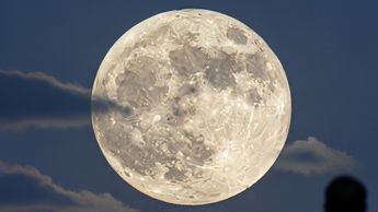 La Luna Llena luce completamente redonda no solo en su máximo esplendor, sino también un día antes y un día después de este punto | IA Gemini