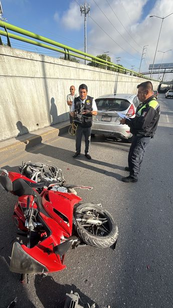 El accidente generó una fuerte movilización de cuerpos de emergencia. Elementos de Tránsito Municipal abanderaron la zona.| Kevin Carranza
