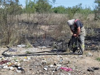 Bombero municipal tras sofocar el fuego. | Agustín Martínez