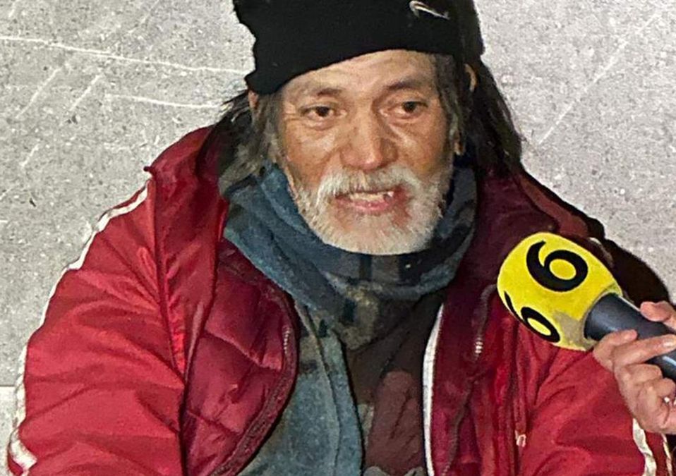 Don Esteban García pasa la noche al exterior de una tienda frente al Hospital Universitario. | Miranda Arias
