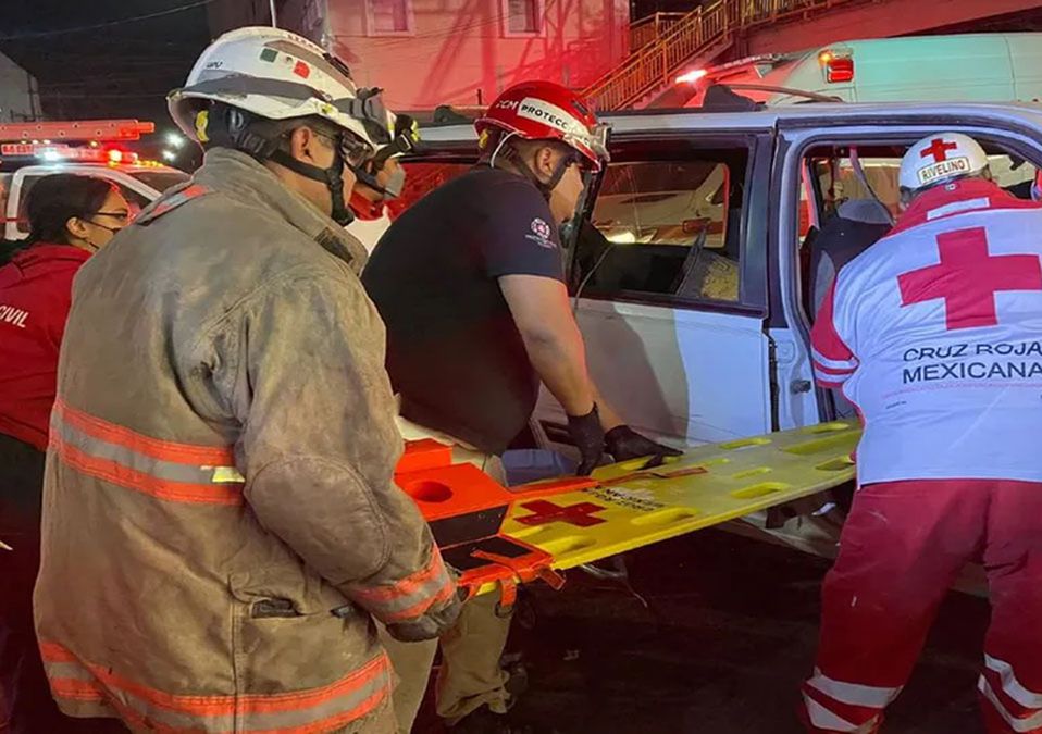 Conductora queda atrapada en camioneta tras chocar en el Centro de Monterrey