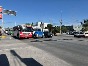 Diferentes autobuses en la ciudad de Torreón