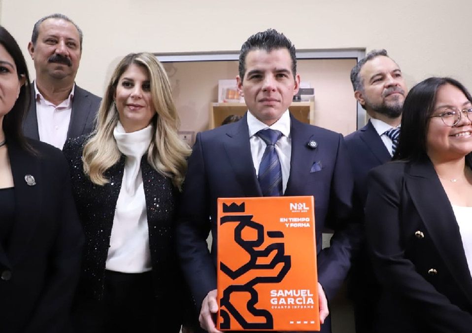 Miguel Flores entregó el documento acompañado por la Bancada de Movimiento Ciudadano. | Luis Guerra