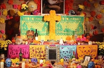 El altar de muertos es un elemento fundamental en el conjunto de tradiciones mexicanas del Día de Muertos.