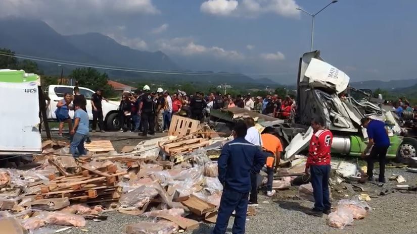 Rapiña tras volcadura de tráiler con pollo. | Cortesía