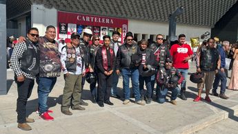 Axel Rosas Aguilar, estudiante del CETIS 59 de Torreón, Coahuila se quedó sin foto de graduación por deber la cuota de 9 semestres.