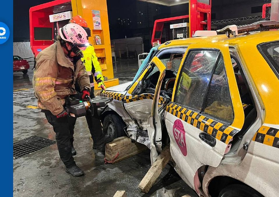 Conductor de taxi queda prensado tras choque en avenida Colón en Monterrey. | Cortesía