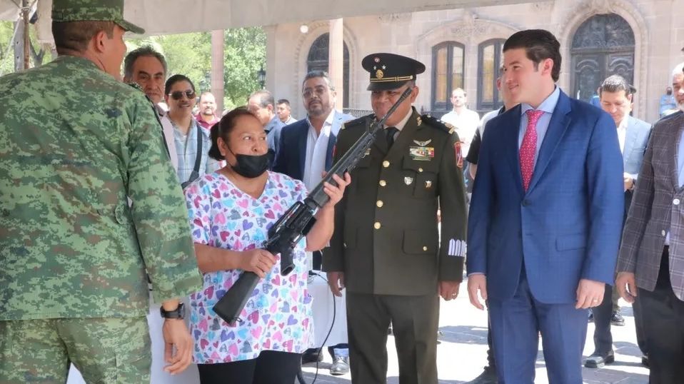 Gobierno de Nuevo León y Ejército inician campaña de canje de armas. / Leonel Rocha.
