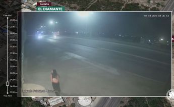 Una de las últimas imágenes de Debanhi Escobar con vida, grabada por cámaras de seguridad sobre la Carretera a Laredo. | Fiscalía de Nuevo León
