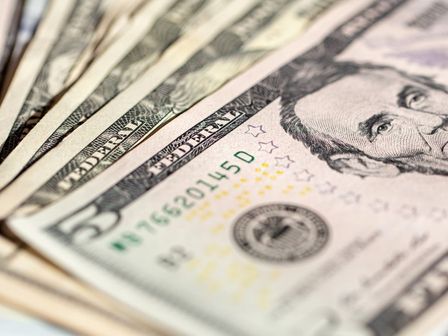 El precio del dólar puede variar para compra y venta dependiendo el banco. | Magnific