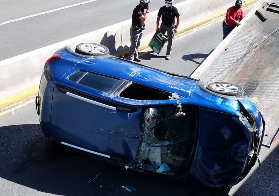 Choca y se vuelca en Monterrey; hombre resulta lesionado