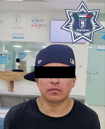 Cae hombre tras dañar escultura de balones mundialistas instalada en el Centro de Zapopan Policía de Zapopan