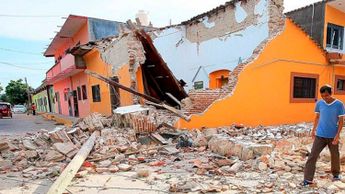 Casa destruida a causa del desastre natural de un terremoto en México | Especial