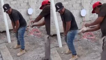 Albañiles reciben golpes con una tabla como una forma de escarmiento por su comportamiento.