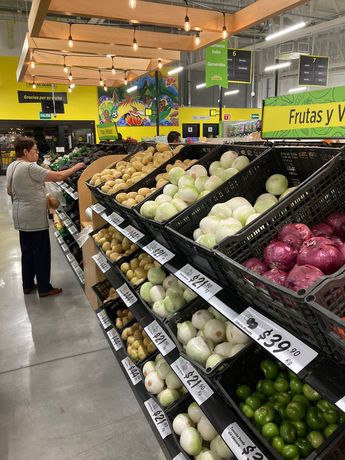 Se pueden encontrar frutas y verduras en uno de los pasillos principales de la tienda. | Carlos Ortega