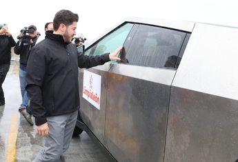 Samuel García admirando el Cybertruck | Raúl Palacios