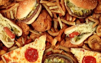 Adolescente queda ciego y sordo por comer únicamente comida chatarra