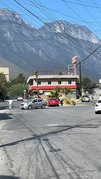 Daños tras el paso de la camioneta de valores. | Cortesía