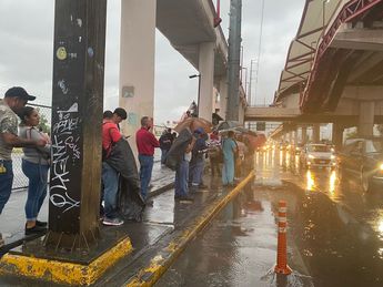 Usuarios del transporte pública hacen largas filas