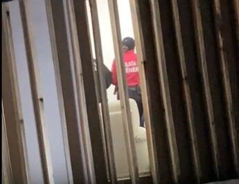 La adolescente utilizó las cuerdas de unos zapatos para tratar de estrangularse, según apunta información policial / Especial