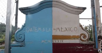 Estructura que marca la frontera entre México y Guatemala. | PaulinoG via YouTube
