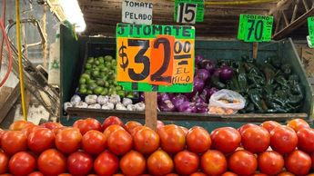 El precio del jitomate actualmente esta en 32 pesos, aunque varia del puesto. | Especial