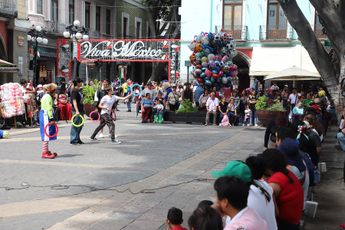 El zócalo de Puebla continúa siendo peleado por grupos de payasitos para laborar frente a multitudes / Agencia EsImagen