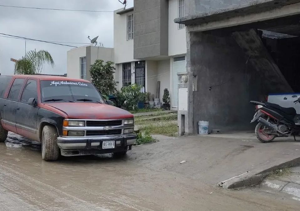 Hombre dispara contra vivienda y daña camionetas en Juárez