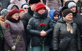 La gente se congregó para llevar flores a los soldados caídos / AFP