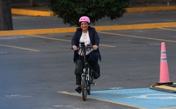 Xóchitl Gálvez llegando al primer debate presidencial en bicicleta / Ariana Pérez