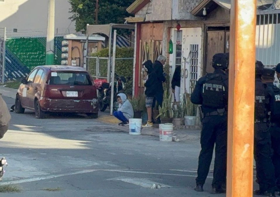 Miguel 'N' salió de su casa tras 22 horas de mantener retenida a su familia. | Juan Camacho