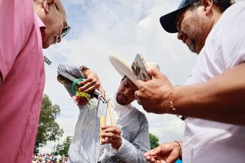 Compartir bebidas es parte importante del Huey Atlixcáyotl / Andrés Lobato