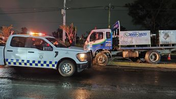 El camión repartidor impactó contra una luminaria ubicada sobre el camellón central | Javier León