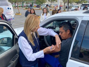 La secretaria de Salud de Nuevo León, Alma Rosa Marroquín durante una jornada de vacunación. | Édgar Plata