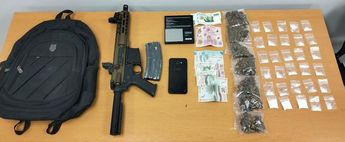 Arma larga y droga decomisada a los detenidos. | Cortesía