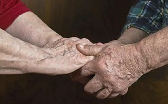 Se disfrazan de abuelitos y logran ser vacunados contra coronavirus en México