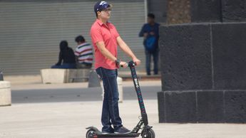 Hombre utilizando un scooter en un parque de Puebla / Agencia Cuartoscuro