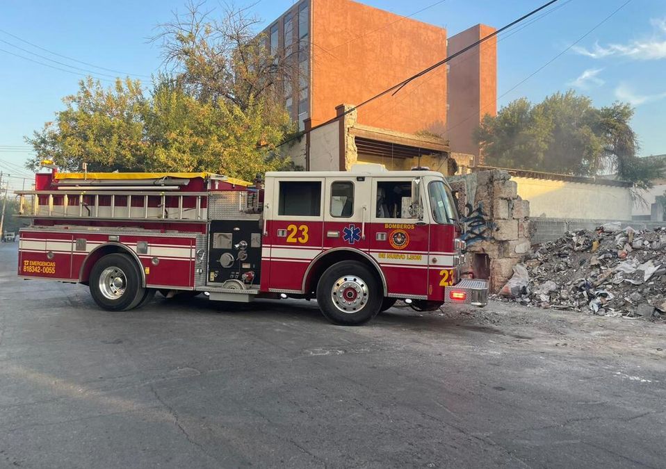Bomberos Nuevo León y otros cuerpos de rescate atendieron el siniestro. | Marcela Cuevas