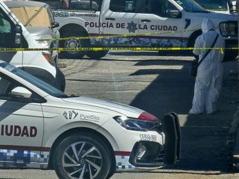 Personal de la Fiscalía de Puebla realizó el levantamiento del cuerpo sobre la calle Benito Juárez / Agencia Es Imagen