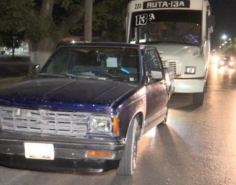 Operador de un camión de la Ruta 13A intentó ganarle el paso al conductor de una camioneta.