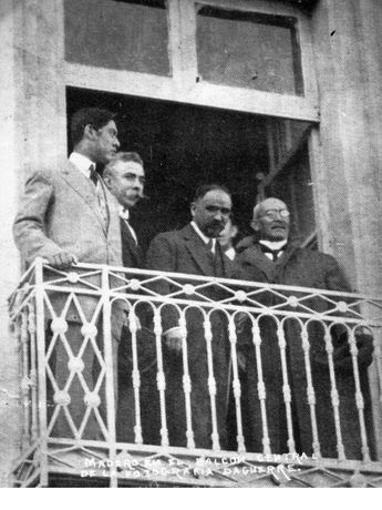 Victoriano Huerta (der.) junto al entonces presidente Francisco I. Madero. | Cortesía