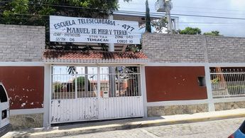 La entrada a la telesecundaria donde estudió Sebastián, misma zona donde su cuerpo quedó tendido tras ser asesinado / Cortesía