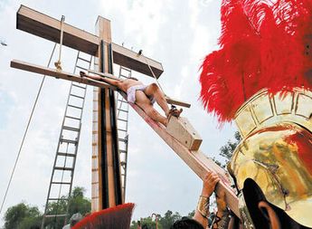 Suspenden viacrucis en tres estados por balaceras y abejas