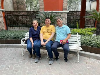 Ángel Daniel junto acompañado de sus papás en las instalaciones de Multimedios Televisión. | Mayte Villasana