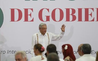 López Obrador saludando a los asistentes / Jorge Carballo