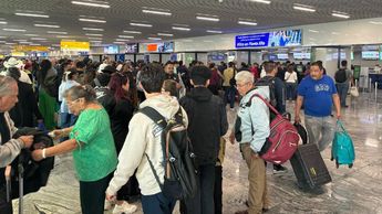 Gente esperando en el Aeropuerto de Guadalajara / Roberto Hurtado